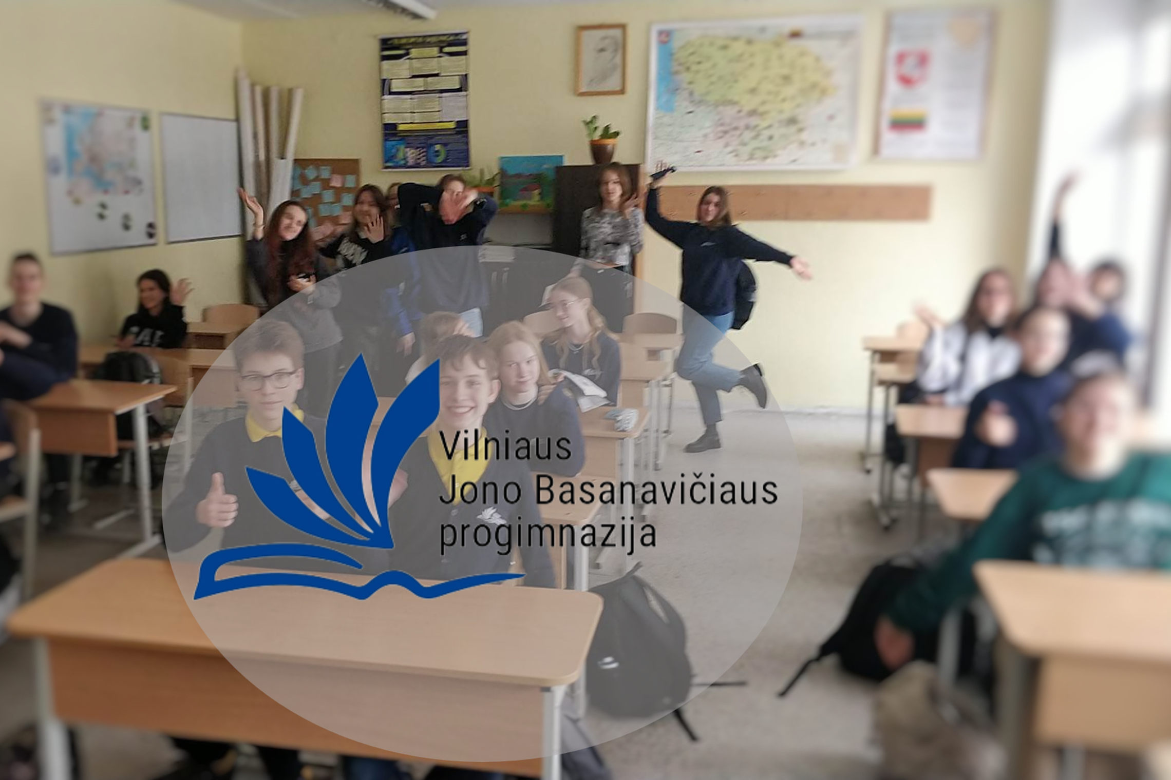 Nuotraukoje pavaizduotas Vilniaus Jono Basanavičiaus progimnazijos logotipas. Už jo matosi klasėje žaismingai pozuojantys mokiniai.