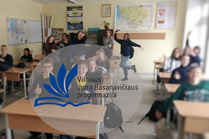Nuotraukoje pavaizduotas Vilniaus Jono Basanavičiaus progimnazijos logotipas. Už jo matosi klasėje žaismingai pozuojantys mokiniai.