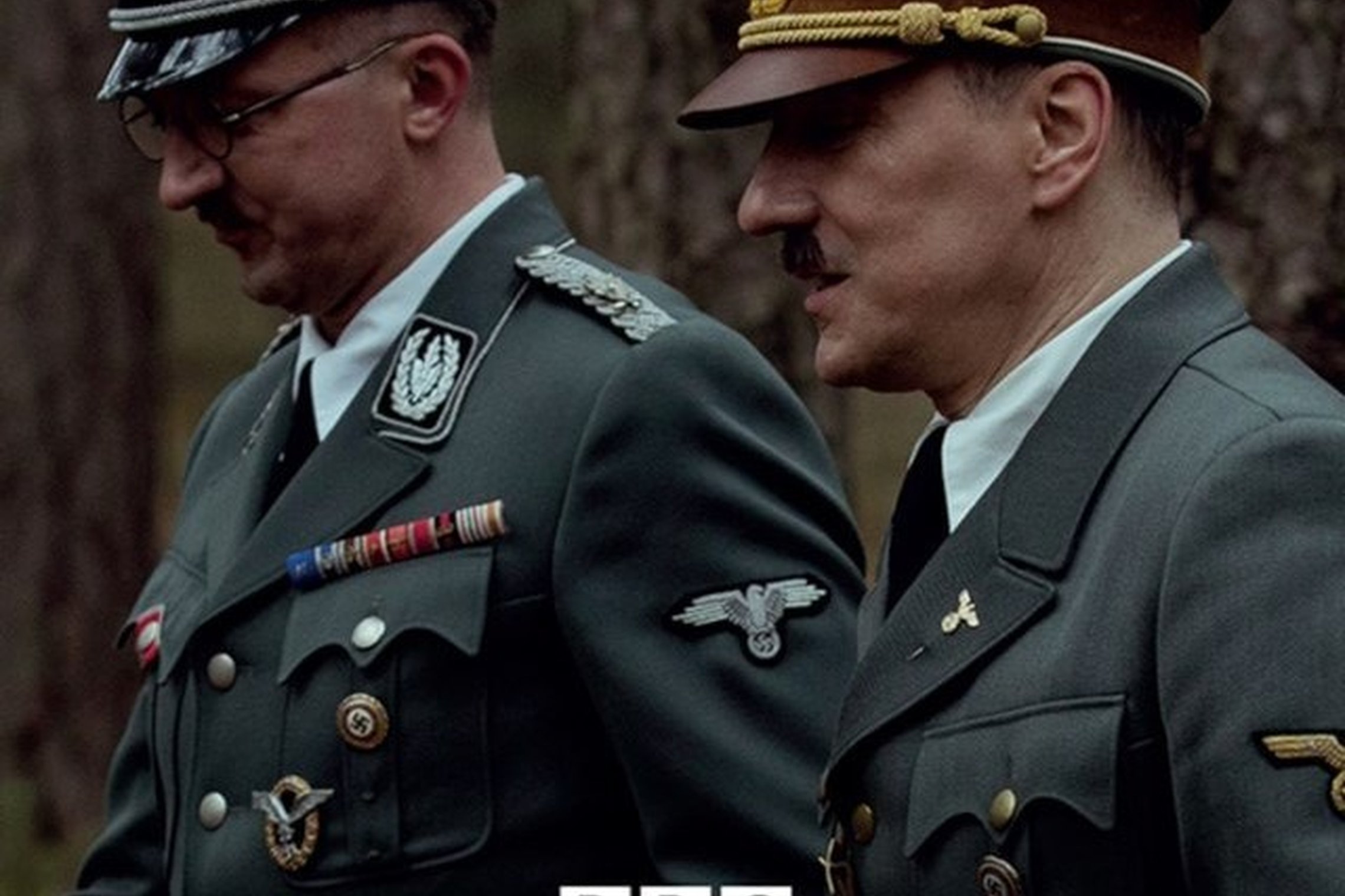 Nuotraukoje - BBC rengiamo filmo reklaminis plakatas. "Nacių iškilimas. Diktatoriai kare."