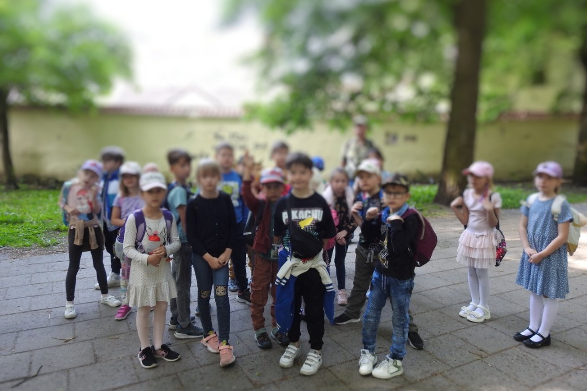 Pirmokėliai būriuojasi Pilių parke, entuziastingai pasiruošę žinioms apie Vilniaus istoriją.