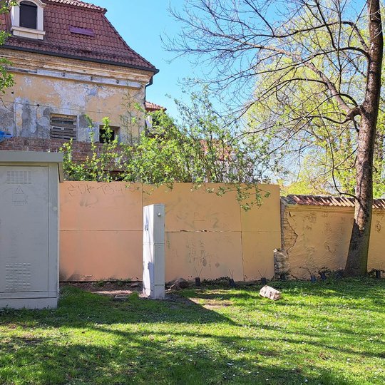 ESO uždažyta elektros pastotė ir savivaldybės uždažyta Kirdiejų rūmų siena. 