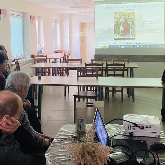 Anykščių socialinės globos namuose vyksta nuotolinė edukacija, kurios klausosi globos namų gyventojai ir svečiai.