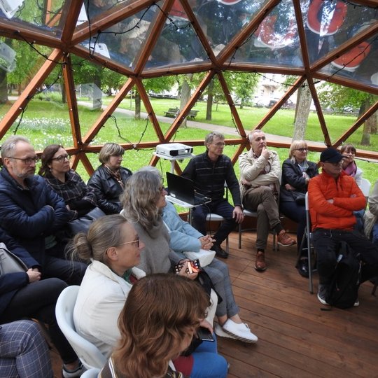 Vidas Mikulėnas ir susirinkusi minia klausytojų kupole aptarinėja Vilniaus pilių kalvyno bruožus.