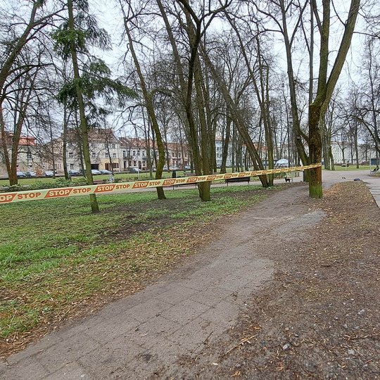 Dar vienas laikinai užtvertas takas prie pat ovalaus Pilių parko gėlyno.