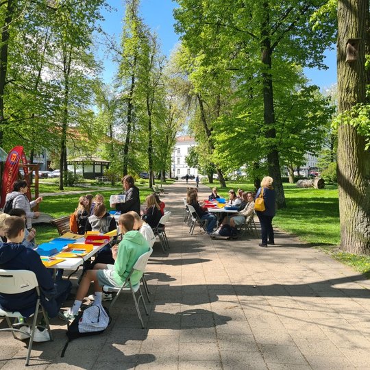 Išrikiuoti net trys stalai prie Vilniaus pilių kupolo, kad tilptų visis susirinkę mokiniai.