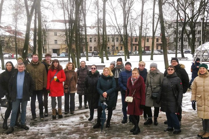 Kovo 11-osios ekskursijos dalyviai stovi Pilių parke, prie Vilniaus pilių kupolo.
