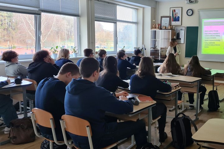 Aštuntokai sėdi klasėje ir klausosi edukatorės pasakojimo apie Gediminą.