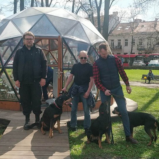 Skalikų augintojai kartu su keturiais šunimis bei Marius Smetona stovi prie pilių kupolo ir kviečia užeiti į paskaitą.