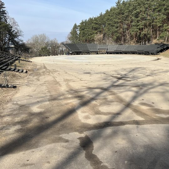 Kalnų parko estrada iššluota ir ištuštinta.