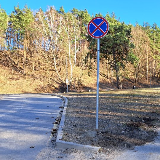 vieta prie įvažiavimo į Kalnų parką, iš kurios buvo patraukti lauko vazonai.