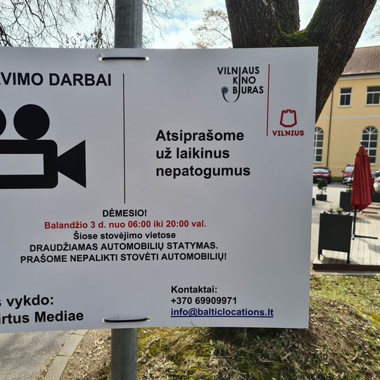 Vilniaus pilių teritorijoje pakabintas įspėjamasis ženklas dėl būsimų filmavimo darbų balandžio 3 dieną, nuo 6 iki 20 valandos.