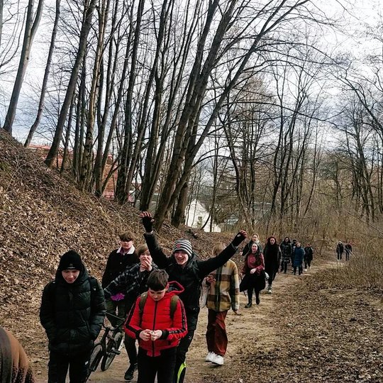 Žygio dalyviai eina nuo Didžiosios griovos Stalo kalno link. Visų veiduose jaučiasi džiaugsminga nuotaika.