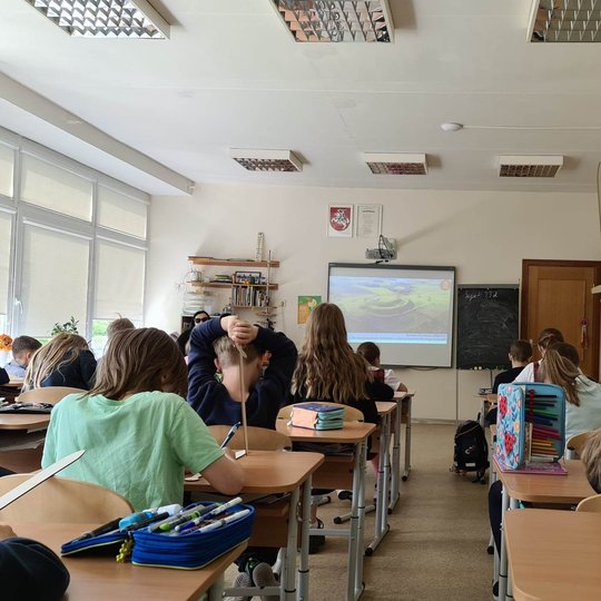 Kelti ranką galima ir su kardu joje - antrokė demonstruoja, kaip tai atrodo.