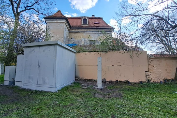 Uždažyta elektros transformatorinė ir Kirdiejų rūmų šiaurinė siena.