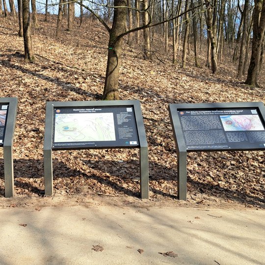 Trys informaciniai stendai prie Stalo kalno laiptų, kuriuose sutalpinti Vilniaus miesto istorijos fragmentai.