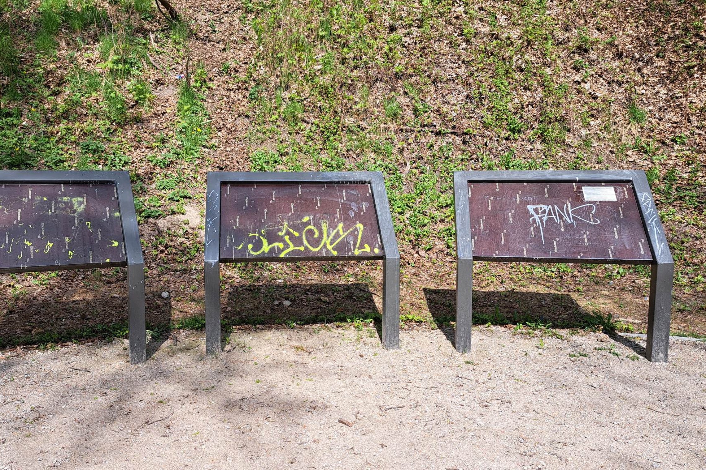 Trys stendai prie Vilnios upės prieš nuvalymą - apipiešti geltonu grafiti.