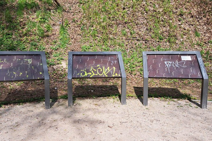 Trys stendai prie Vilnios upės prieš nuvalymą - apipiešti geltonu grafiti.
