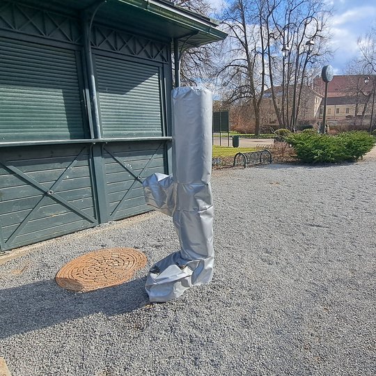 Skaldele užpilta įgriuva. Dabar parkas atrodo tvarkingai.