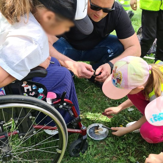 Antrokams padėjo ir mokytojai - visi kartu bandė užkurti ugnį priešistorinėmis priemonėmis.