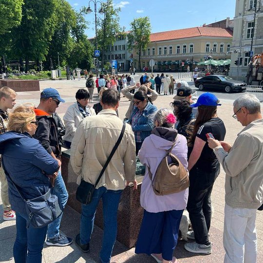 13 žmonių grupė, Katedros aikštėje prie Aukštutinės ir Žemutinės pilių maketo.
