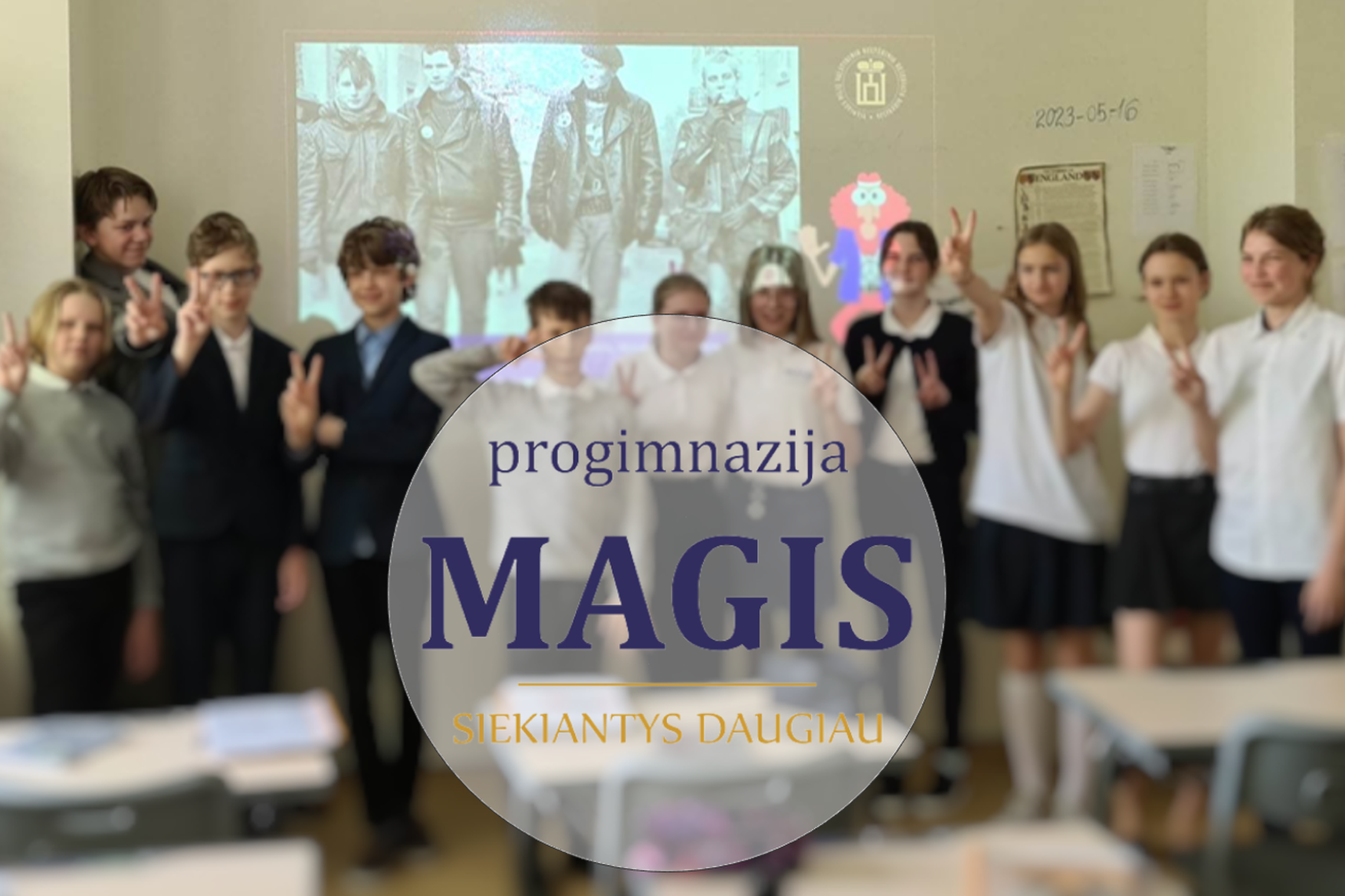 Progimanzijos MAGIS logotipas mokinių fone.