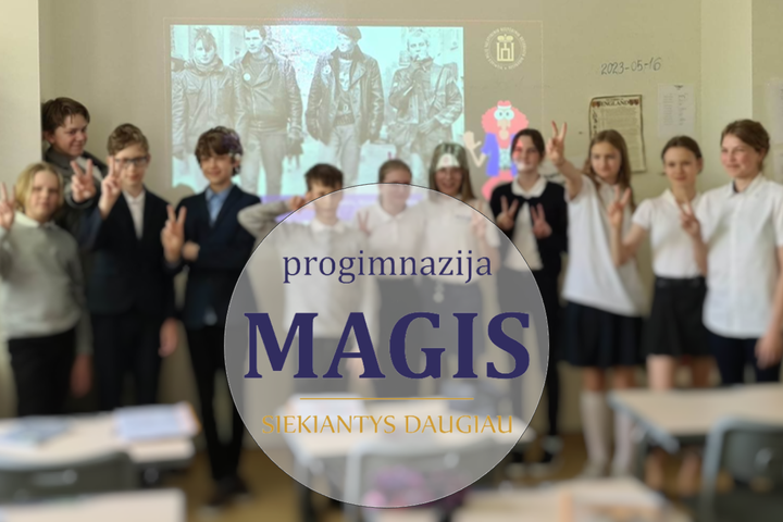 Progimanzijos MAGIS logotipas mokinių fone.