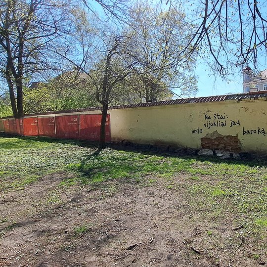 Vandalų piešinys prie birti pradėjusio tinko nuo Kirdiejų rūmų sienos.
