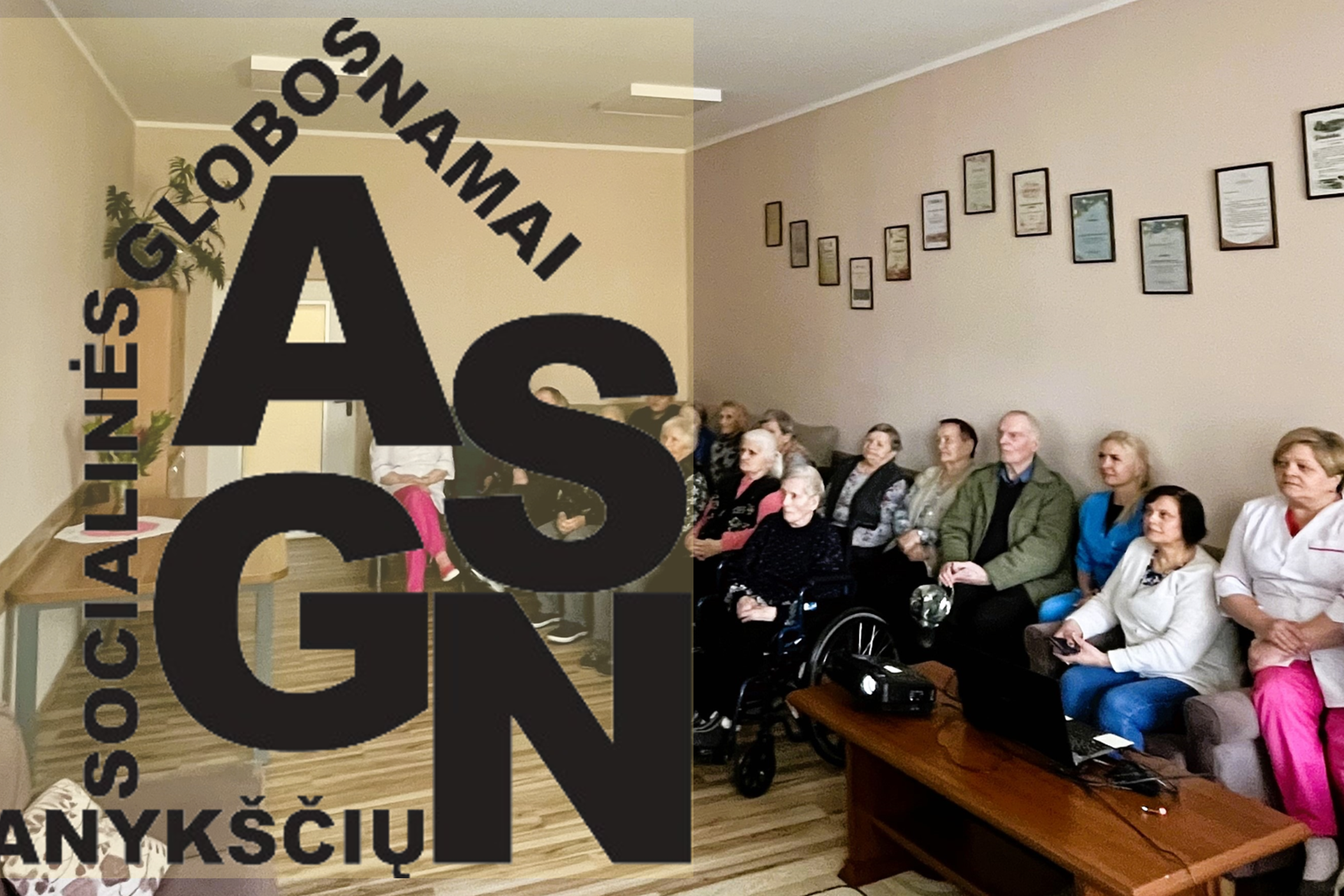 Nuotraukoje Anykščių socialinės globos namų logotipas, už kurio matosi kambaryje sėdintys namų gyventojai.