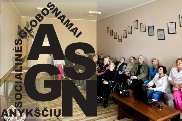 Nuotraukoje Anykščių socialinės globos namų logotipas, už kurio matosi kambaryje sėdintys namų gyventojai.