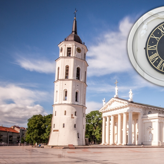 Nuotraukoje Vilniaus arkikatedra, jos varpinė ir garsusis varpinės laikrodis.