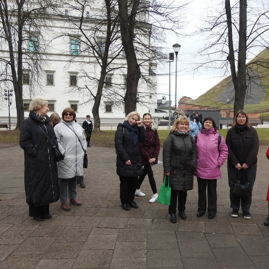 Ekskursijos dalyviai fotografuojasi prie Valdovų rūmų ir Gedimino pilies.