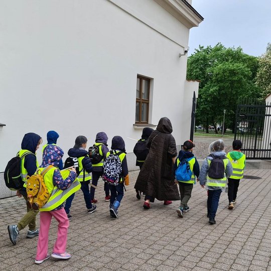 Mokiniai keliauja per Mindaugo skverą prie Valdovų rūmų.
