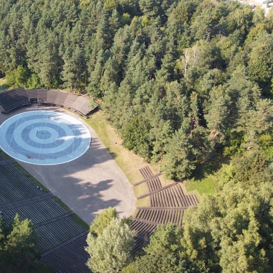 Estrada, nufotografuota dronu iš paukščio skrydžio.