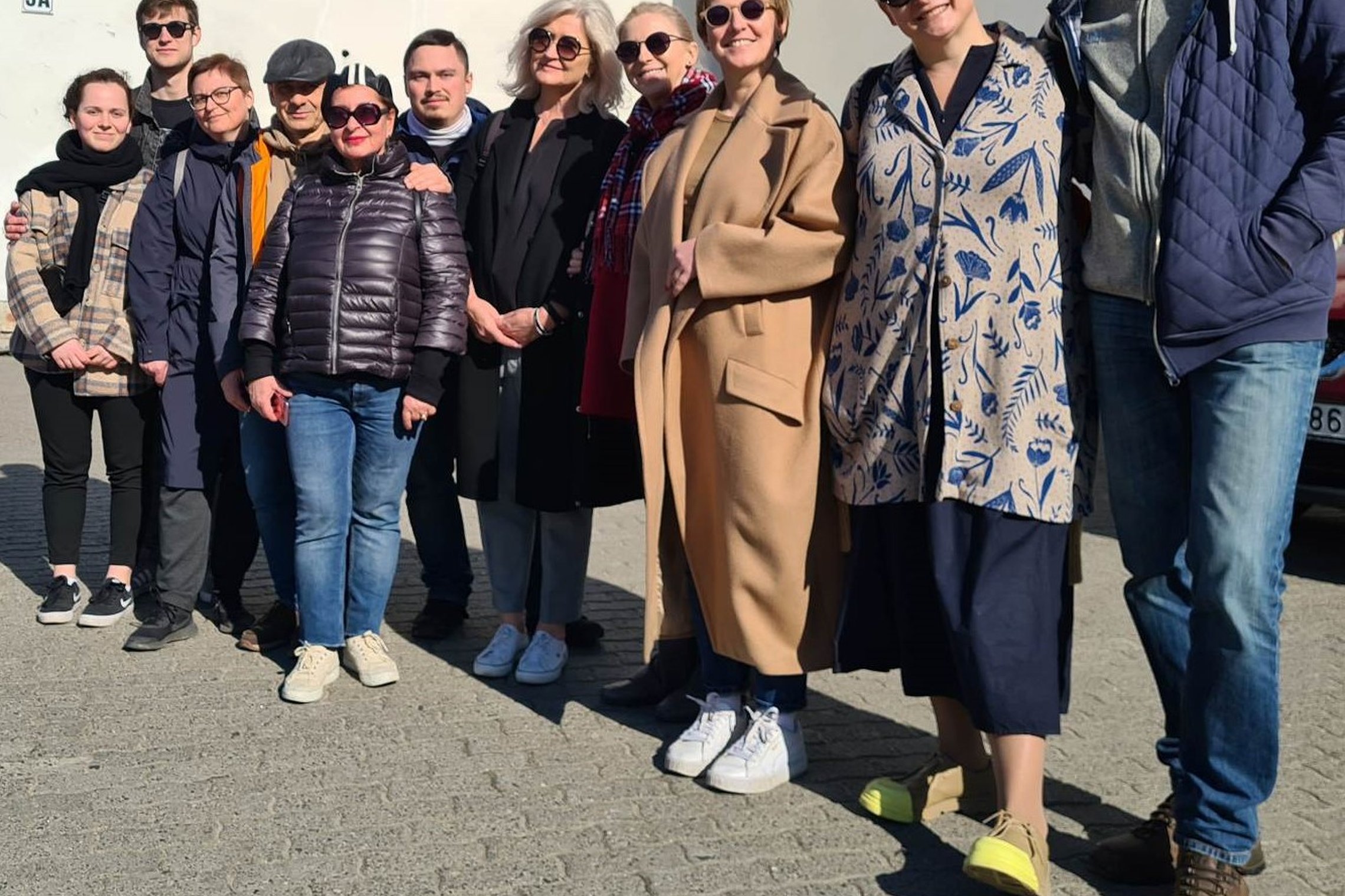 Ekskursijoje dalyvavusi vienuolikos lankytojų grupė nufotografuota išsirikiavusi prie Lietuvos Nacionalinio Muziejaus sienos.