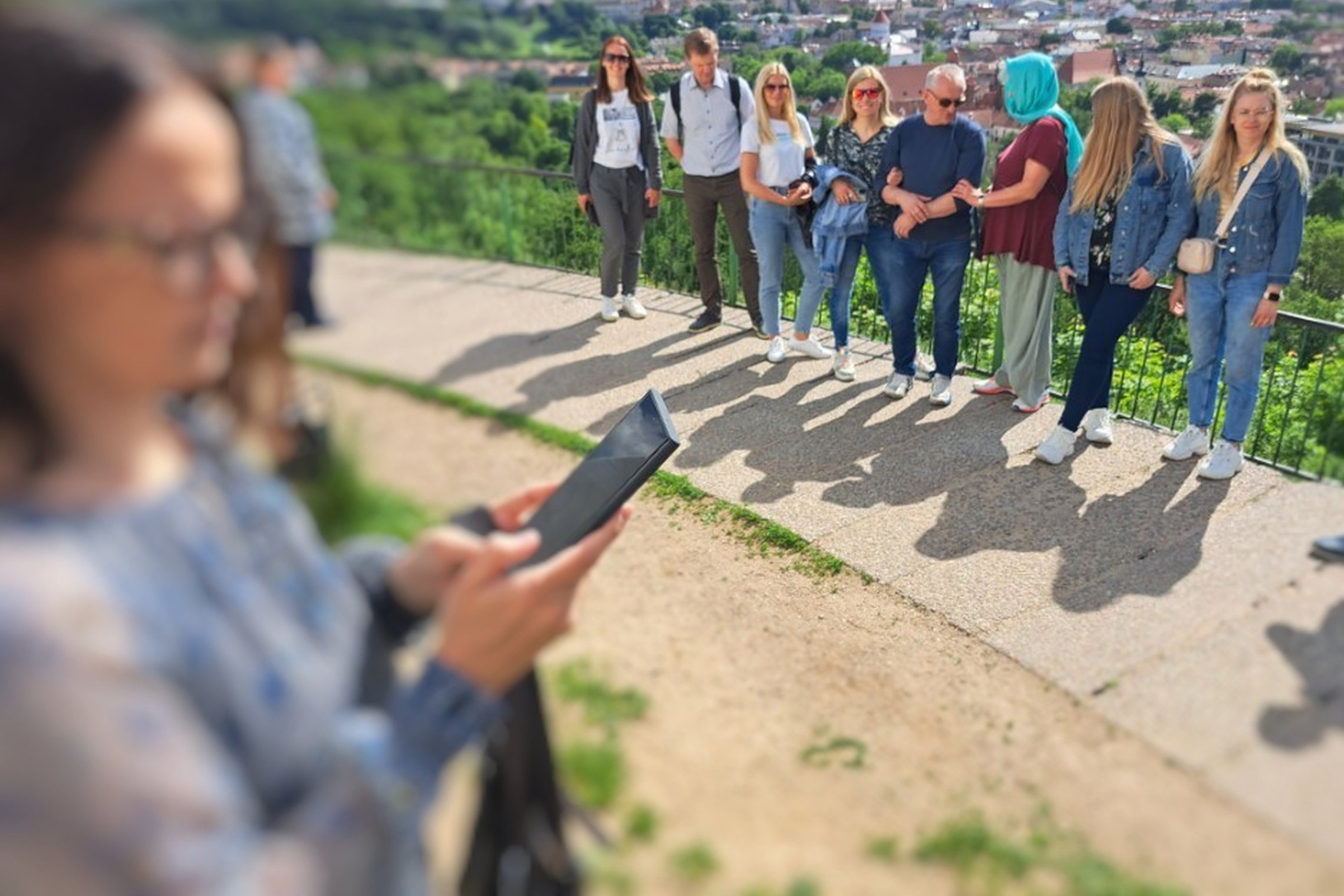 Nacionalinio akreditacijos biuro darbuotojai ant Trijų kryžių kalno apžvalgos aikštelės.