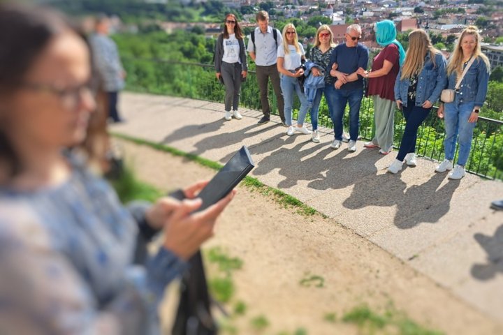 Nacionalinio akreditacijos biuro darbuotojai ant Trijų kryžių kalno apžvalgos aikštelės.