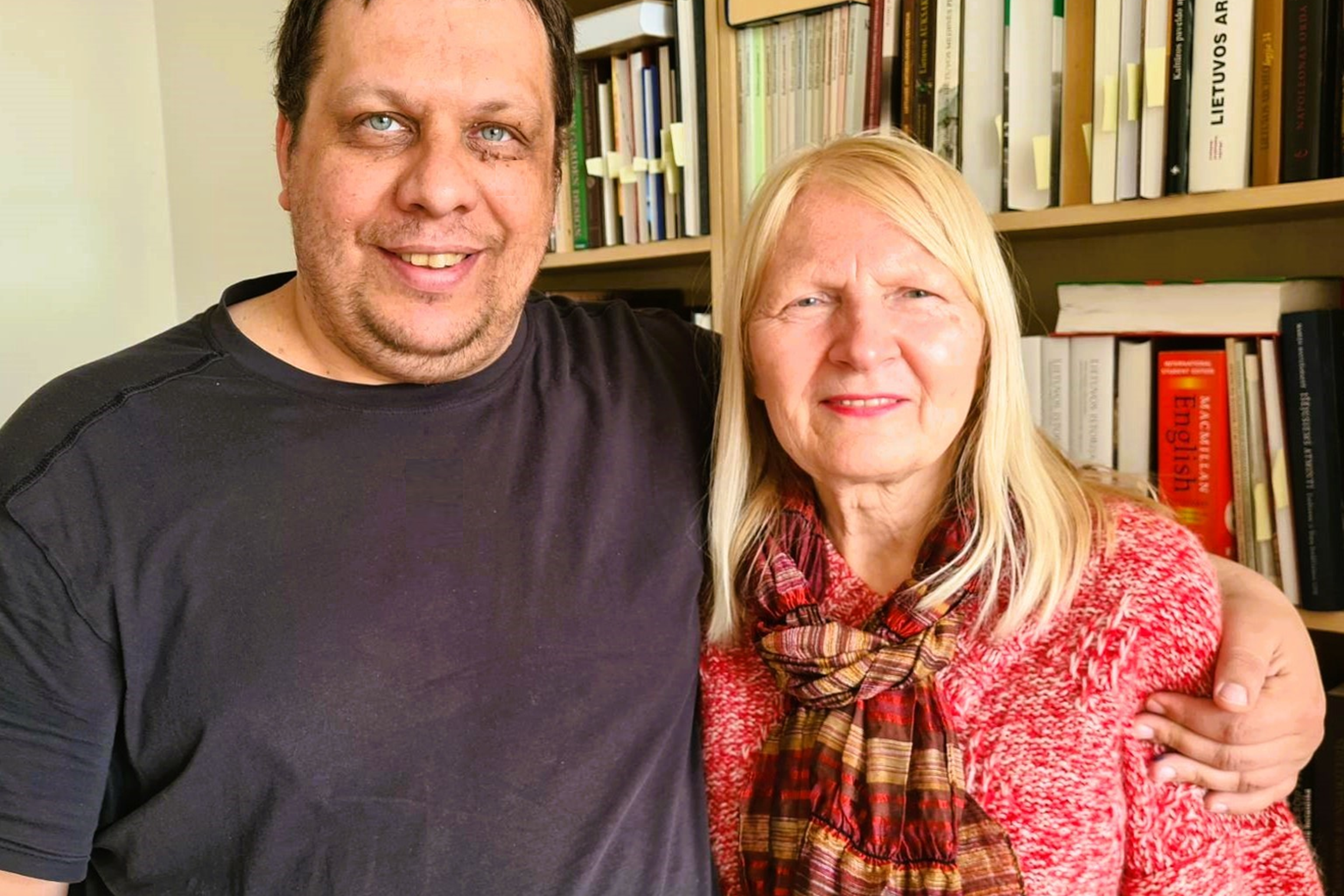 Fotografijoje vaizduojami du asmenys. Kairėje stovi direkcijos direktorius Renaldas Augustinavičius, dešinėje stovi mokslų daktarė Angelė Danutė Čepėnaitė.