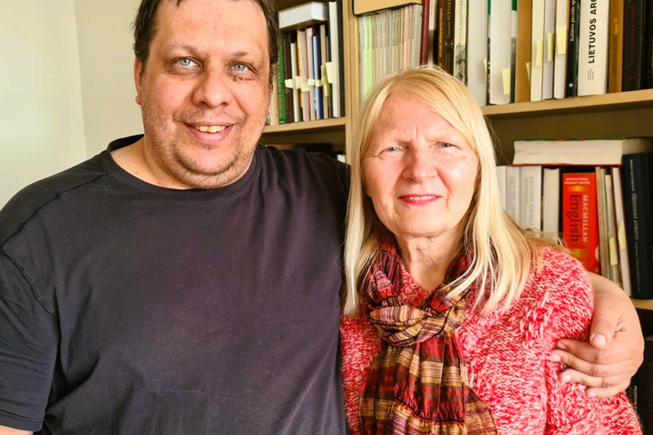 Fotografijoje vaizduojami du asmenys. Kairėje stovi direkcijos direktorius Renaldas Augustinavičius, dešinėje stovi mokslų daktarė Angelė Danutė Čepėnaitė.
