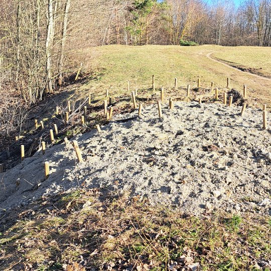Ant Stalo kalno šiaurinio šlaito tvirtinimo gausiai užpilta skaldos.
