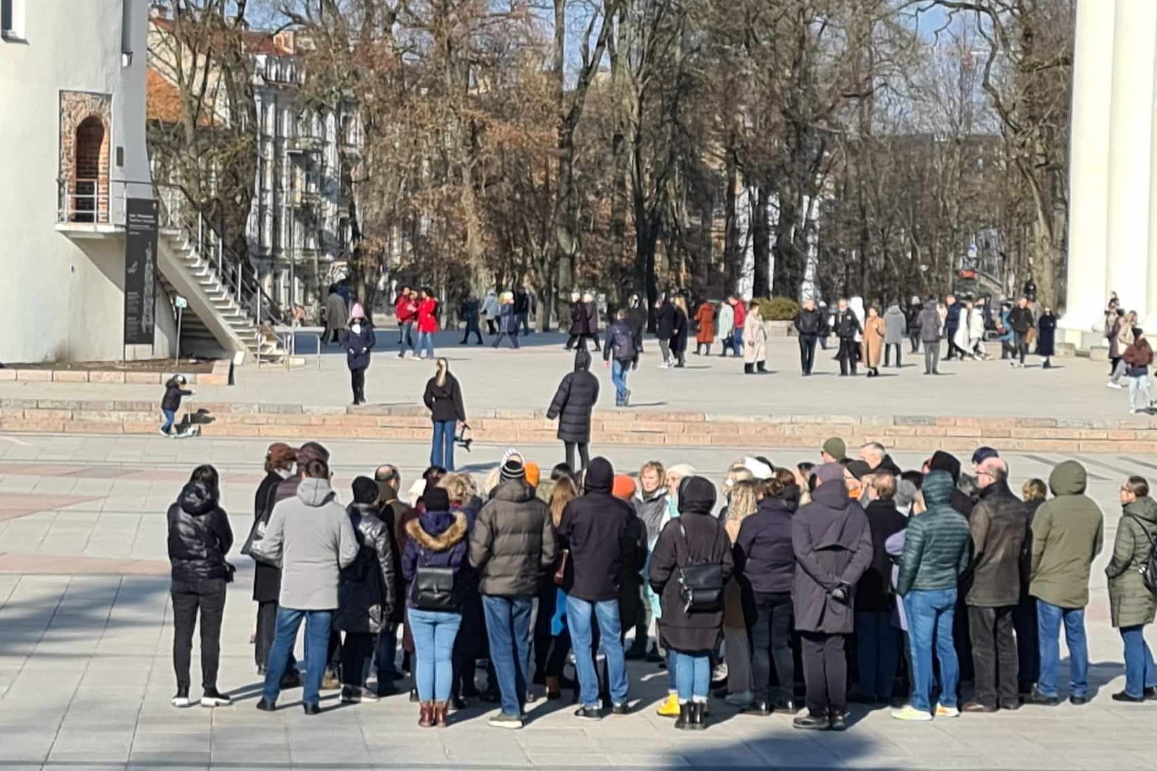 Ekskursijos grupė Katedros aikštės centre.