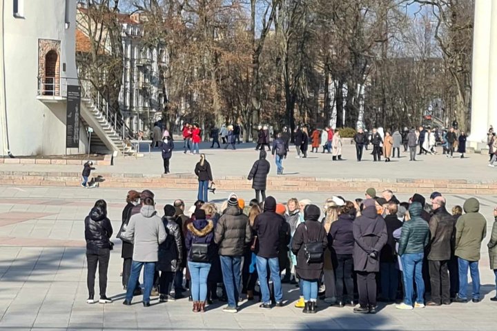 Ekskursijos grupė Katedros aikštės centre.