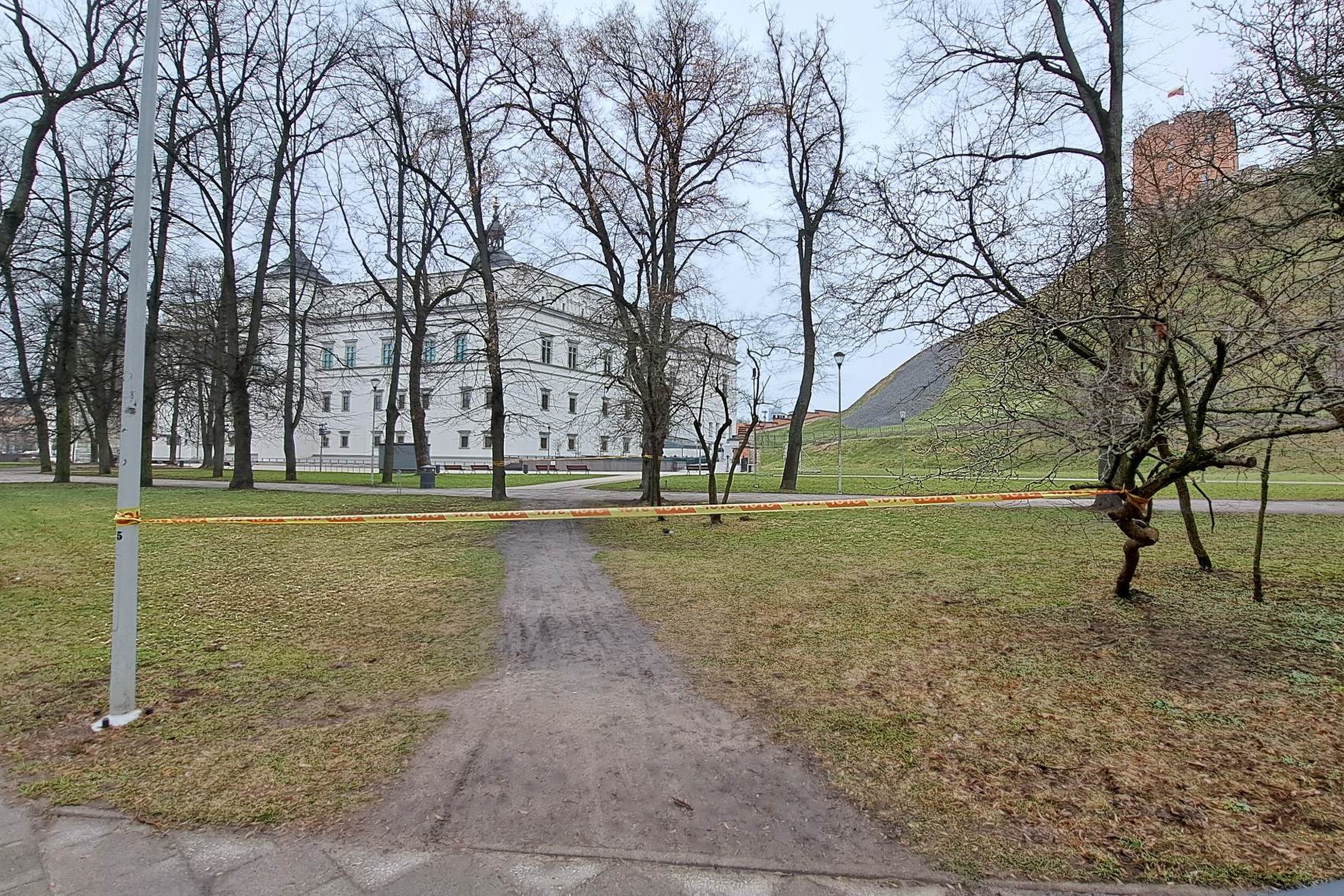 Numintas takas Pilių parke prie Valdovų rūmų laikinai užtvertas "stop" juosta.