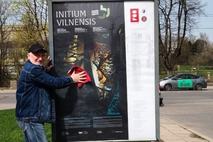 Direkcijos darbuotojas Stanislovas valo šviesdėžę, esančią prie įvažiavimo į Kalnų parką, Kosciuškos gatvėje.