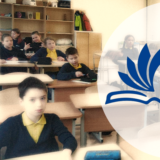 Nuotraukoje - Vilniaus Jono Basanavičiaus progimanzijos ženklelis ir už jo mokyklos klasėje sėdintys penktokai.