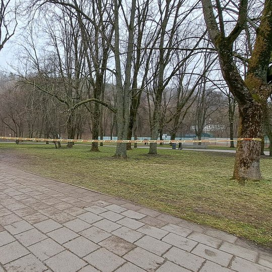 Numintas takas Gedimino pilies kalno pietrytinėje papėdėje laikinai užtvertas "stop" juosta.