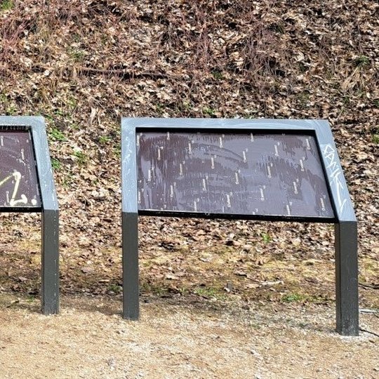 Tie patys trys informaciniai stendai po pirmo bandymo nuvalyti vandalų grafiti piešinius.