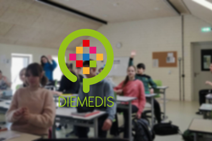 Matomas "Diemedžio" privačios mokyklos ženklas ir klasėje stovintys, mojuojantys vaikai.