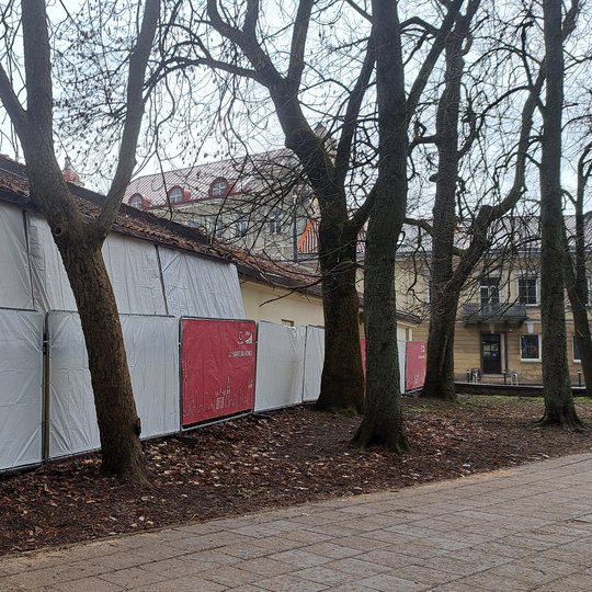 Kirdiejų rūmų vežiminės pastatą dengiančios segmentinės tvoros plakatai jau be graffiti piešinių.