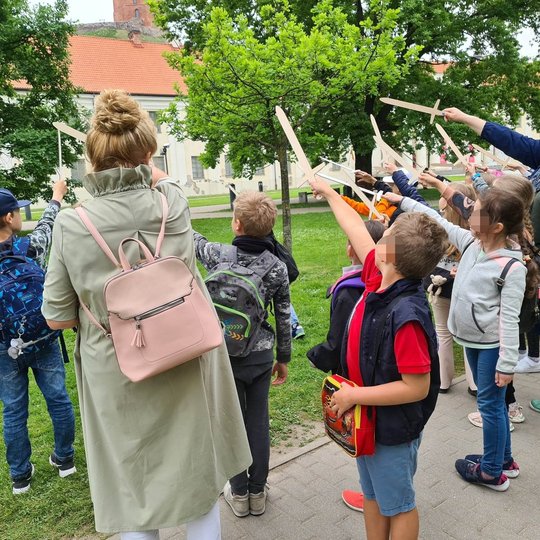 Antrokai bando "užkariauti pilis", ištiesę kardus į Gedimino pilį nuo Mindaugo skvero.