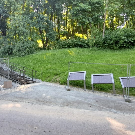 Į kalną kviečiame užlipti ir per laiptus, esančius užvažiavime į Kalnų parką nuo T. Kosciučkos g.